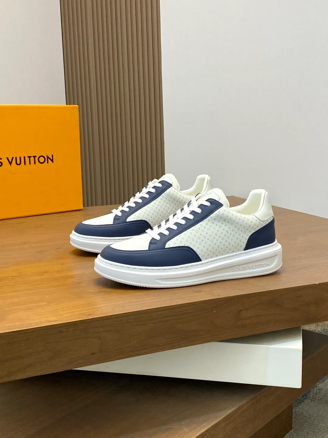 Factory price: 400💰LV🆕 New men's high-end casual sports shoes, using imported first-layer cowhide silk-screened brand lougou, original ultra-light men's shoes 💰u outsole, wear-resistant and comfortable, Monogram lougou embellished rubber outsole, breathable mesh lining, versatile classic style! Size: 38-44 (.45, 46 customized)